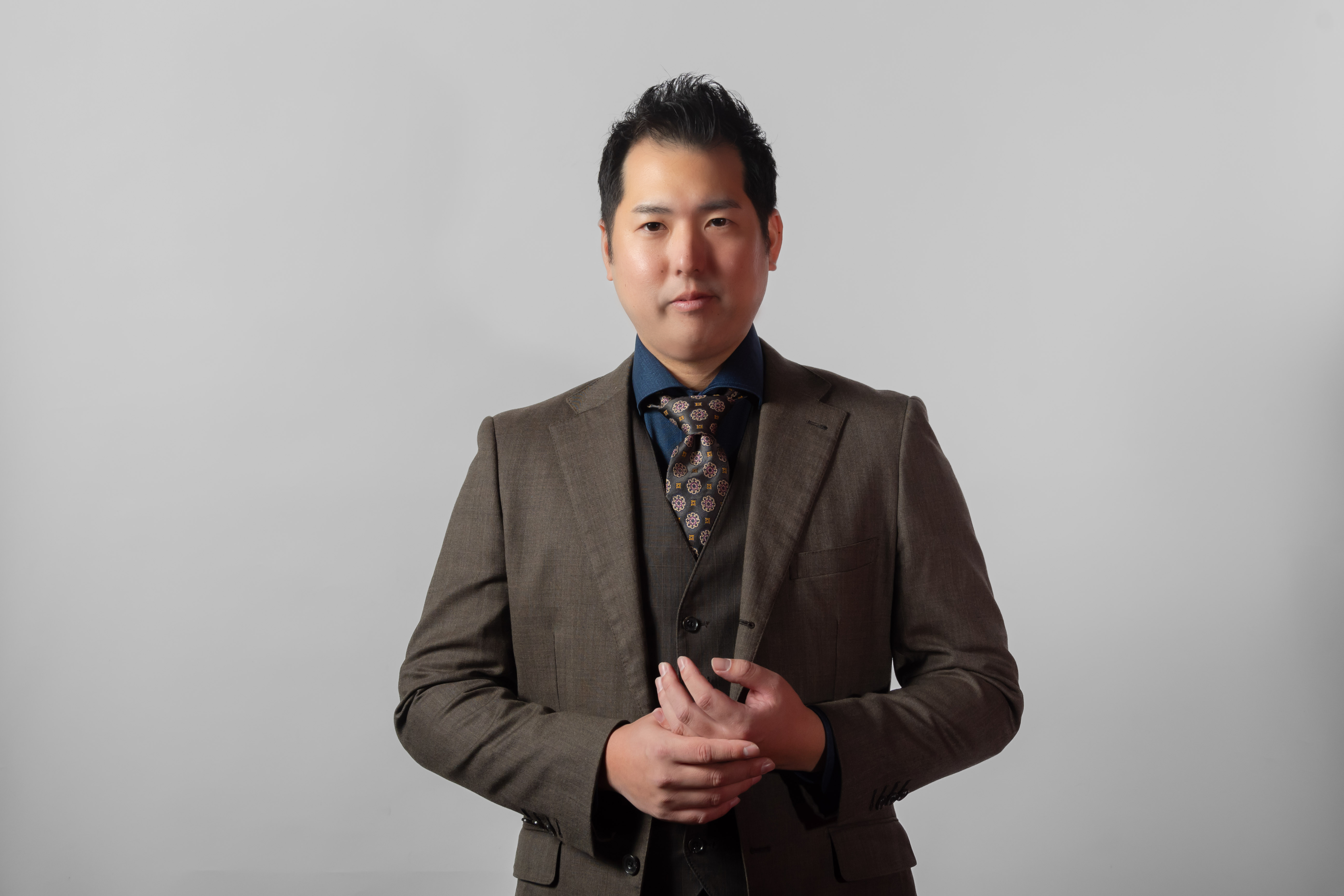 スーツ姿で正面を見つめるGrowth Partners Japan代表・福田隼人の写真