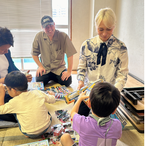 子どもたちにおもちゃを届けるボランティアの様子