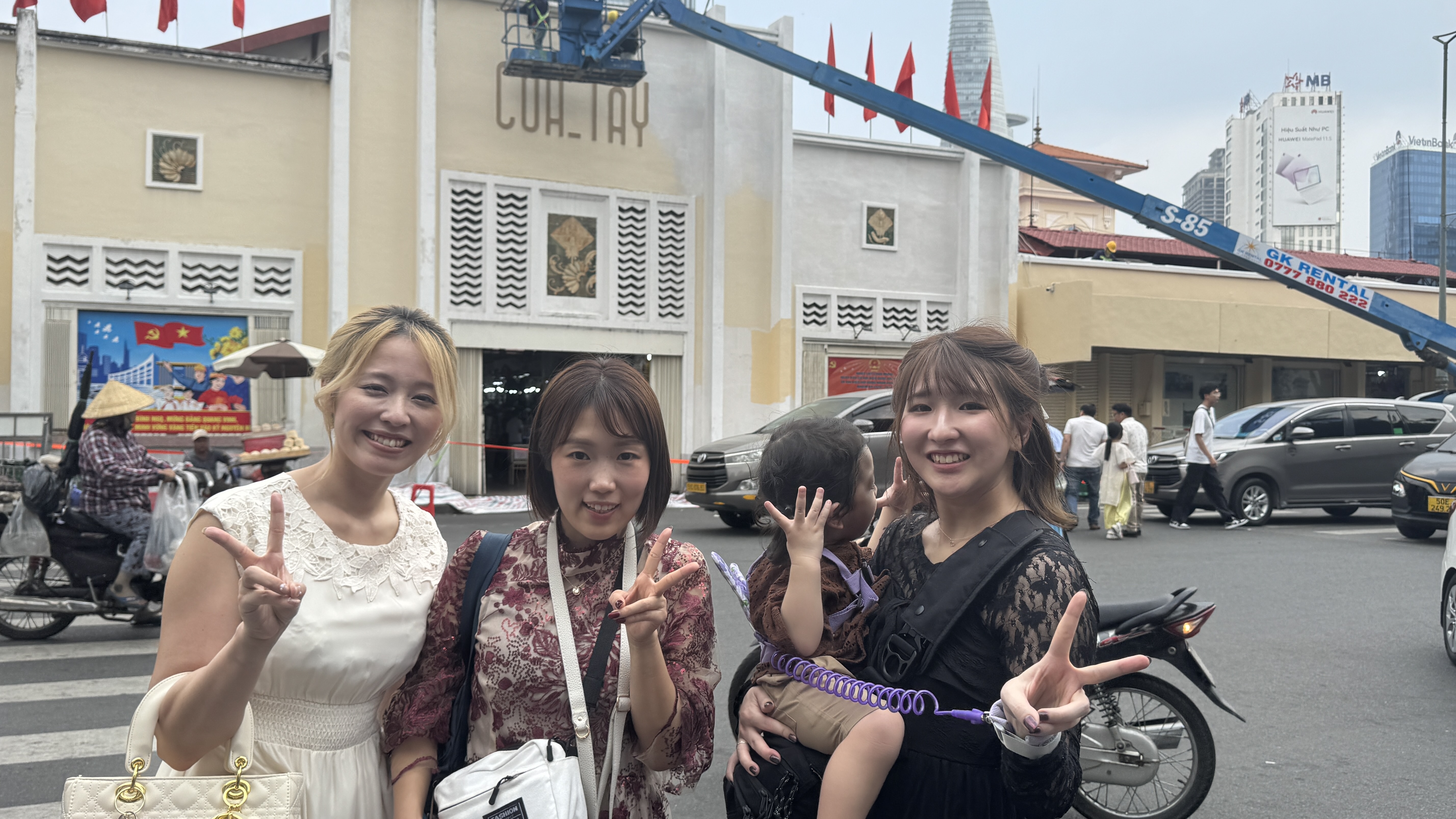 ベンタイン市場前で取締役尾島、山口、坂本が記念撮影している様子