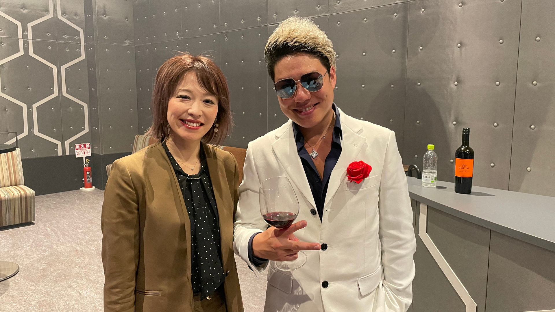 炎上万博会場で乾杯王子と弊社スタッフ尾島が交流する様子