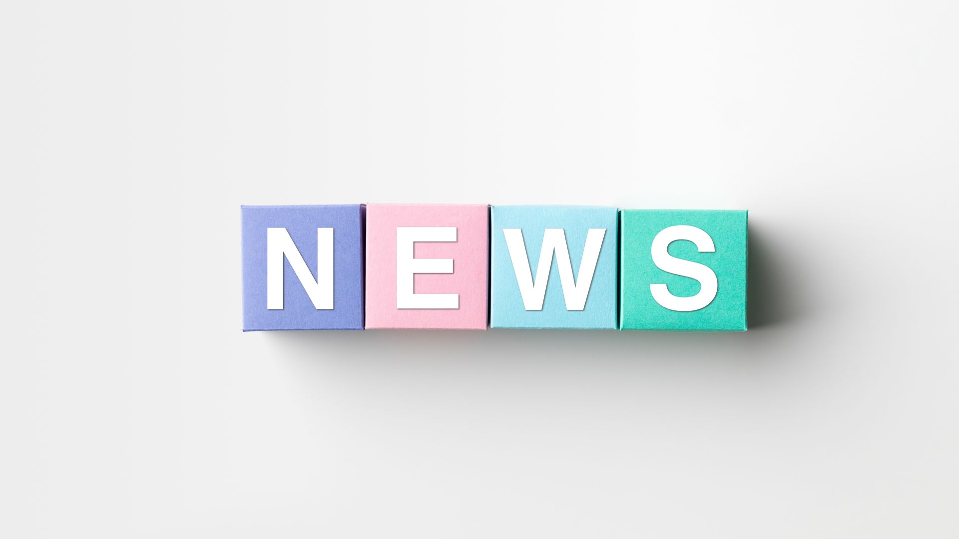カラフルなブロックで構成された「NEWS」の文字