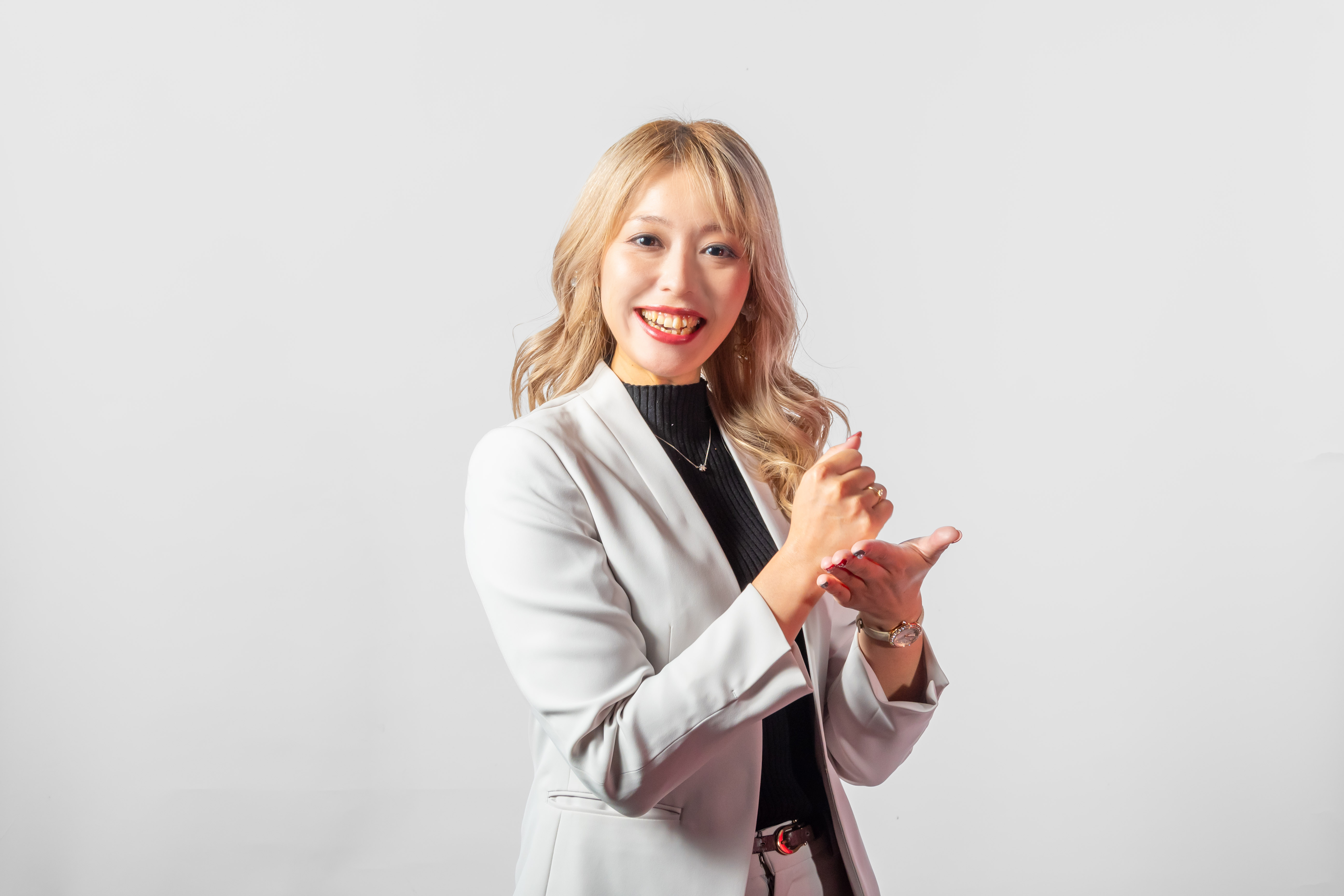 株式会社Growth Partners Japan 取締役 尾島杏弥の公式写真。明るい笑顔でスーツを着てポーズをとっている。